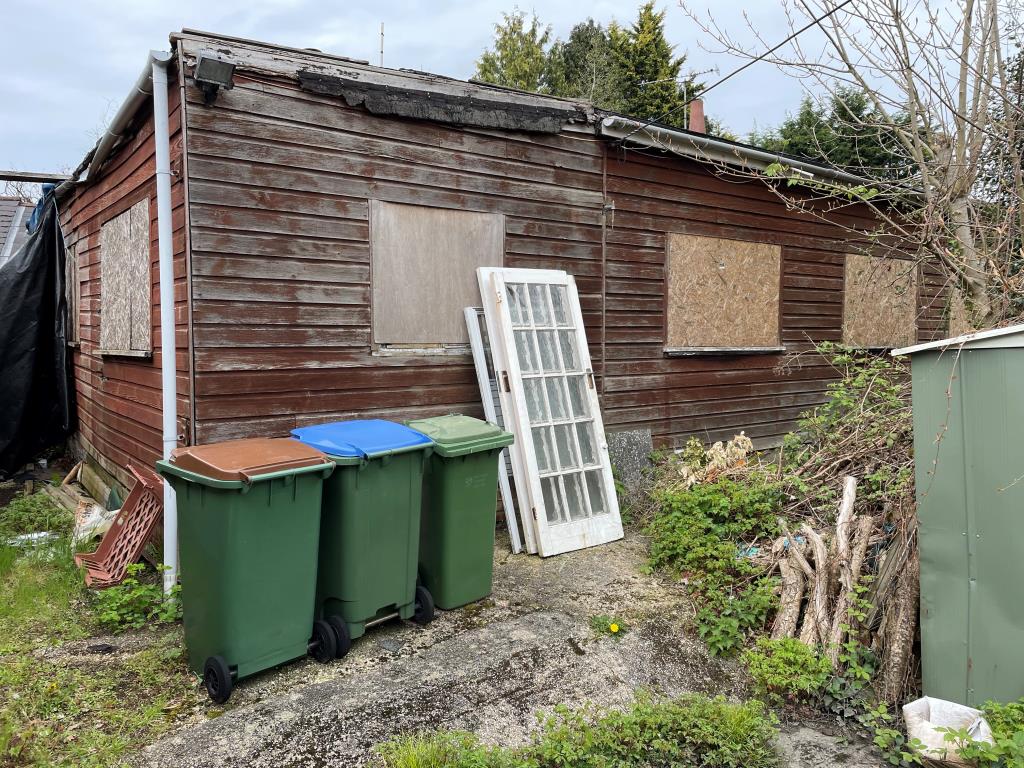 Lot: 88 - BUNGALOW IN NEED OF RE-DEVELOPMENT - Side elevation from garden